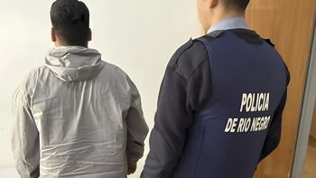 Mauricio Samuel Castillo se entregó el martes en la Comisaría 3ra de General Roca. Está acusado de haber asesinado de un disparo en el pecho a una mujer de Allen.