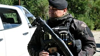 El policía que lució la bandera de Israel en su uniforme durante un operativo.