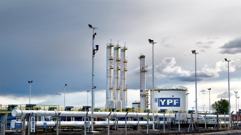 El parate de la refinería en Huincul jaquea el stock de naftas en el Alto Valle