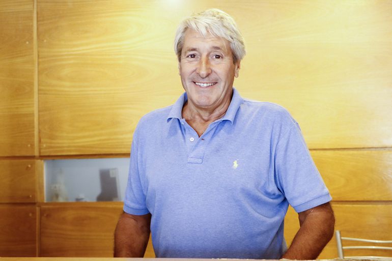 Manuel es feliz en su trabajo porque 