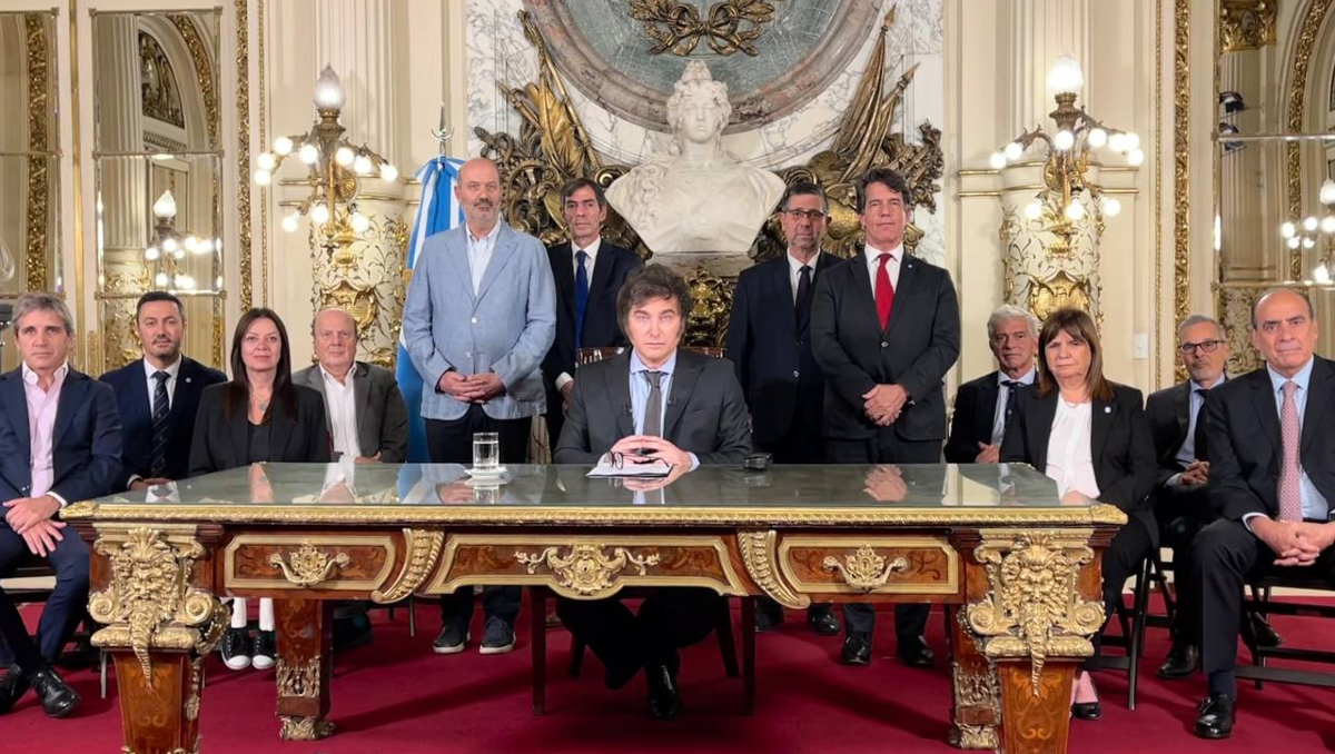 Javier Milei hablará esta noche a las 21 por Cadena Nacional, el mensaje durará unos 20 minutos y contará con asesores y parte del gabinete presidencial. Foto: LMN. &nbsp;