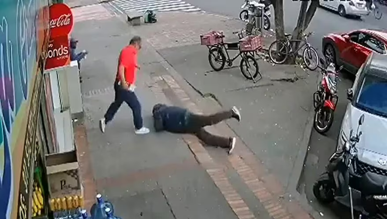 Tropezó en la calle, quiso evitar la caída, y se llevó flor de paliza