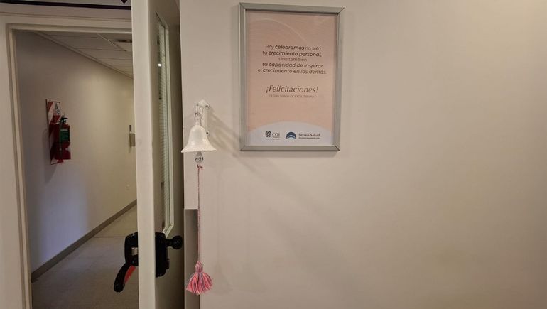 Una frase esperanzadora acompaña a la campana que tocan los pacientes al finalizar un tratamiento.