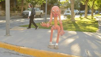 El curioso Muñeco que llama la atención sobre la Alem. 