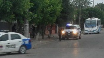balearon a un joven en una parada de colectivo para robarle