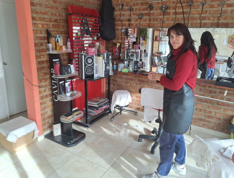 Doris en la peluquería que también funciona en la chacra.