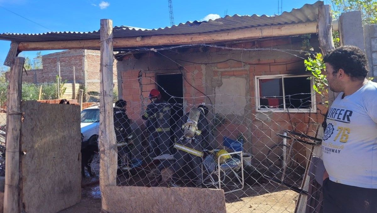 Los Bomberos apagaron las llamas, pero la familia perdió muchas pertenencias y la casa quedó inhabitable.&nbsp;