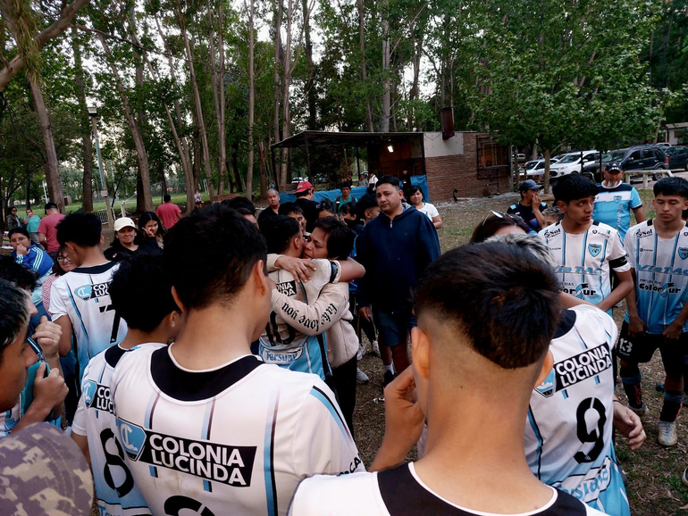 Los familiares de Iván Bonaro, quien jugaba en Pillmatún, estuvieron presentes en la Isla Jordán.
