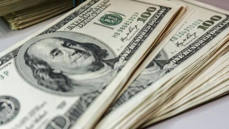 Las restricciones para comprar dólares se incrementan ante la crisis.