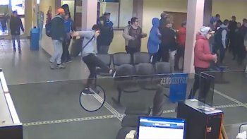 mira como manifestantes entraron a la fuerza al municipio de roca mira como manifestantes entraron a la fuerza al municipio de roca