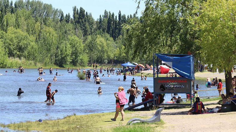 Los blanearios están explotados de gente en Neuquén. | LMCipolletti.com Los blanearios están explotados de gente en Neuquén.