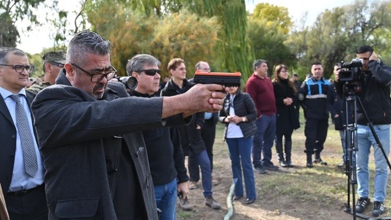 El ministro de Seguridad de Chubut, Héctor Iturrioz, anunció la compra de pistolas Byrna.