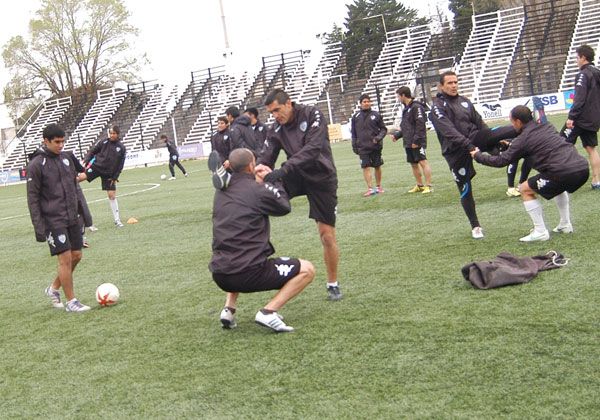 Hay que levantar cabeza ante el líder