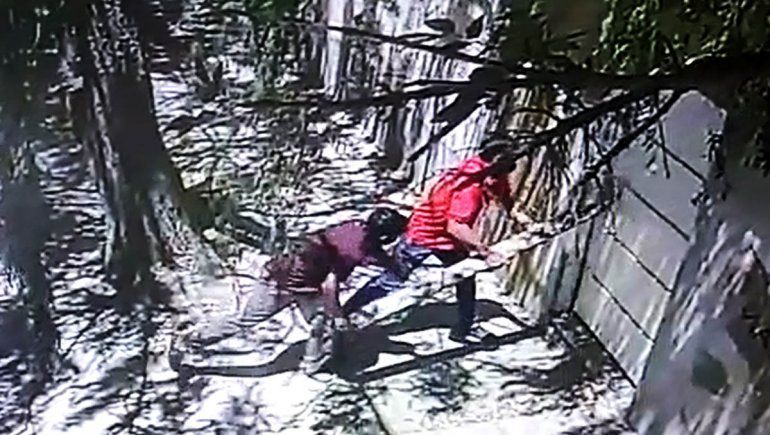 Video: derribaron la puerta de su vecino y le desvalijaron la casa