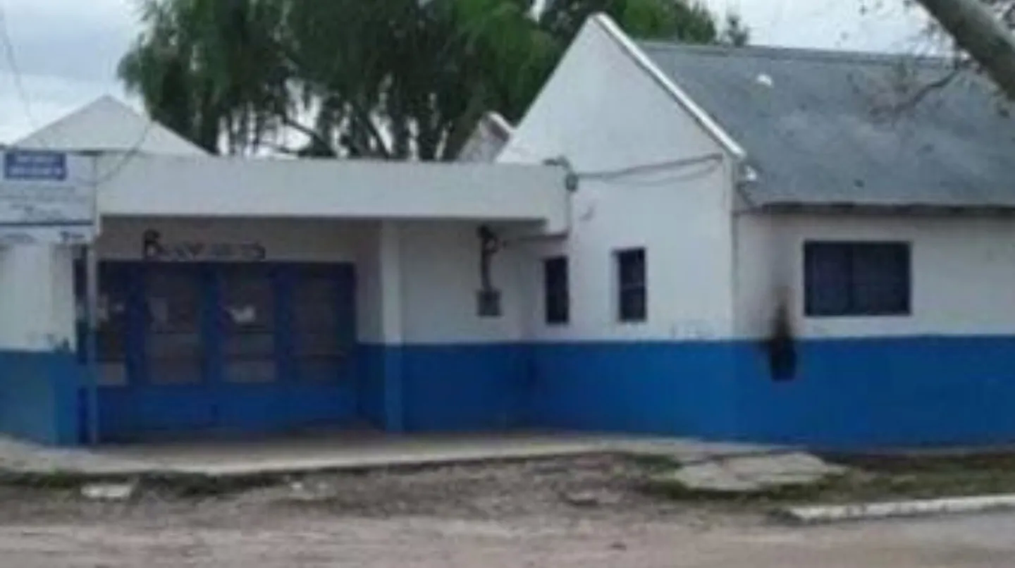 Abandonaron a una beba de 7 días en la puerta de una escuela