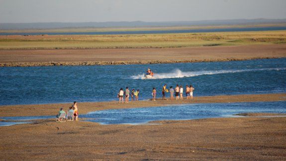 En San Antonio una familia quedó atrapada cuando subió la marea.