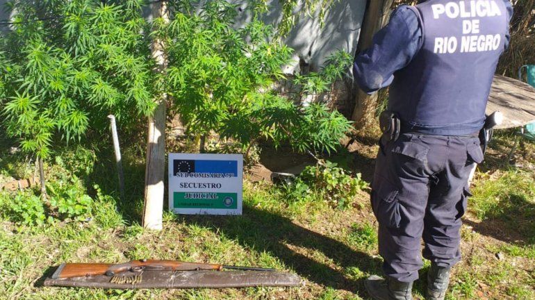 Allanamiento en la 10 de febrero: un fusil, municiones y marihuana