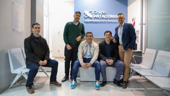 Los cinco socios que inauguraron en las últimas horas el Centro de Traumatología Grupo Patagonia.