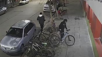 Los ladrones ya cortaron la cadena que protegía la bici y se la llevan. Pero apareció una mujer y escaparon sin llevarse nada. A pocos metros los esperaban otros dos cómplices. Los ladrones ya cortaron la cadena que protegía la bici y se la llevan. Pero apareció una mujer y escaparon sin llevarse nada. A pocos metros los esperaban otros dos cómplices.