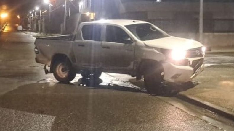 La Toyota Hilux que chocó de madrugada y quedó abandonada en una esquina de Comodoro Rivadavia, en Chubut.