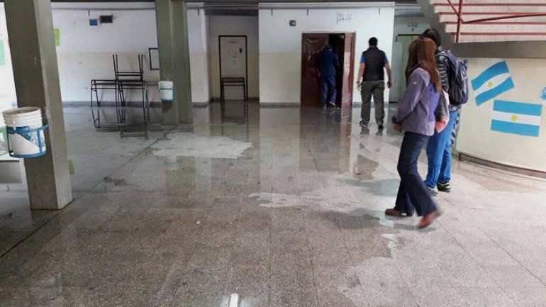 Dos colegios suspendieron las clases por problemas edilicios