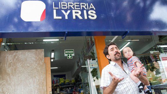 robo en una libreria y lo atraparon cuando escapaba en colectivo