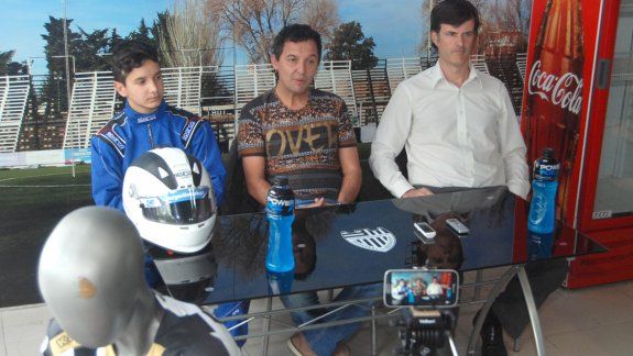 Juan Bonoris, piloto de la Prejunior, Juan Pablo Bonoris, titular del Prokart, y Walter Casquero, dirigente albinegro.