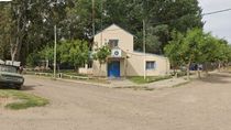 Un niño entró ensangrentado a la unidad policial y dijo que su padre había atacado a su madre, que estaba herida en un auto. El hombre fue detenido. 