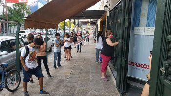 emotiva movilizacion para salvar una libreria de neuquen