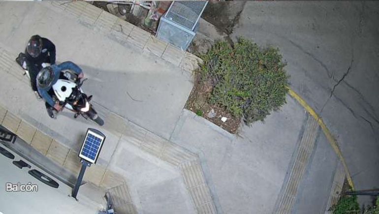 Preocupación por varios robos: destrozaron una vidriera a patadas y otra con un hacha