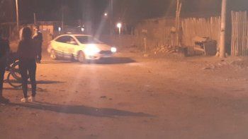 aberrante: prendio fuego a un nino en allen y huyo por un canal