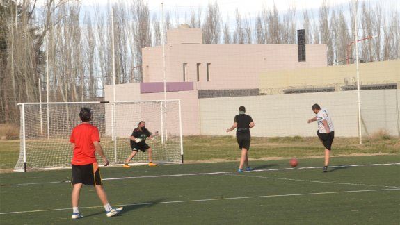 Permiten el tercer tiempo en el fútbol con amigos
