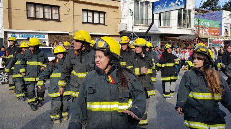 Bomberos de Esquel bailaron zumba para juntar regalos de Reyes