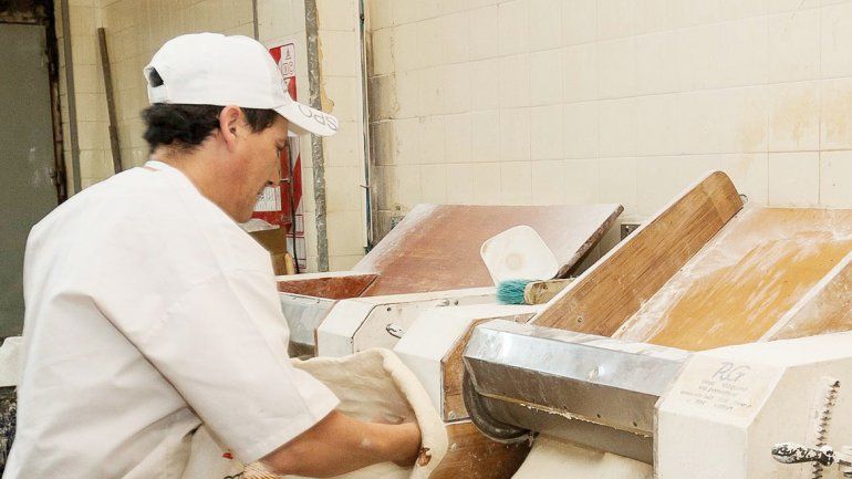 En las panaderías aseguran que faltan insumos porque los molinos se guardan la harina para remarcar los precios después de las elecciones.