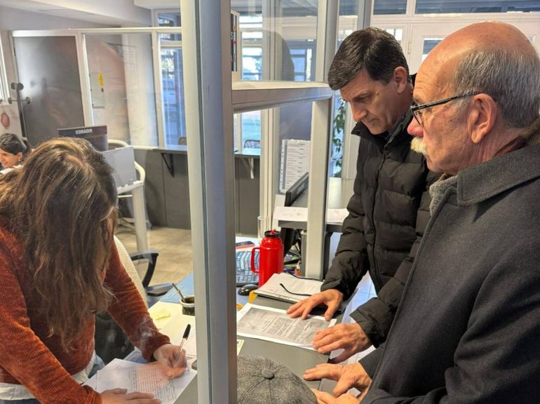 Los legisladores al momento de la presentación judicial.