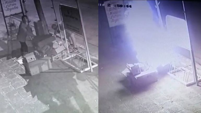 Quedaron grabados prendiendo fuego afuera de una ferretería