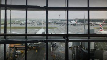 reino unido: por nueva cepa, varios paises le suspenden vuelos