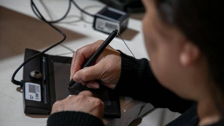 La mujer recibirá un DNI con su nombre elegido y el Registro Civil modificará su partida de nacimiento. La mujer recibirá un DNI con su nombre elegido y el Registro Civil modificará su partida de nacimiento.