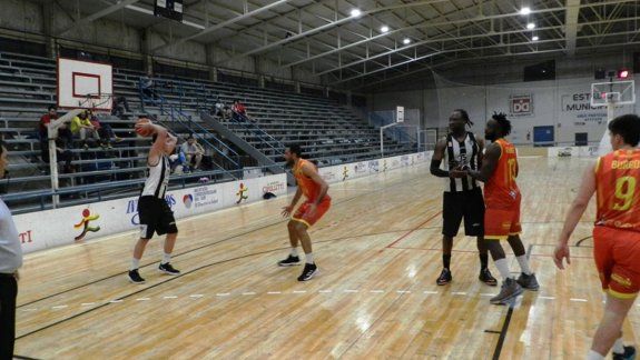 El Albinegro juega su tercer partido amistoso