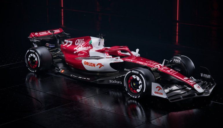 La escudería Alfa Romeo sacó a la luz el C42. El auto que competirá en la nueva temporada de Fórmula 1 que se pondrá en marcha el 20 de marzo.