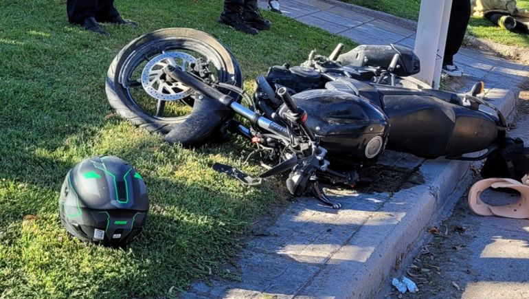 Motociclista sin casco, chocó contra un poste y se mató