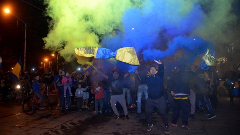 Los hinchas de Boca coparon la calle a puro festejo