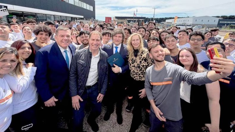 Volcado de lleno a la campaña electoral para las elecciones del 26 de octubre, Javier Milei apoyó enfáticamente al Diego Santilli.