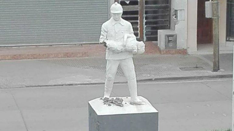 La estatua ubicada en calle Alem fue dañada el sábado.