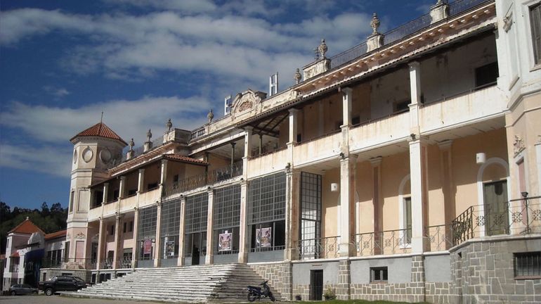 El diálogo de los empleados de un hotel con los fantasmas del lugar