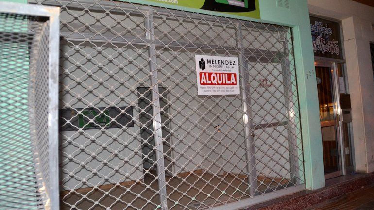 Los comercios cerrados dejan una impronta notoria en el paisaje urbano.