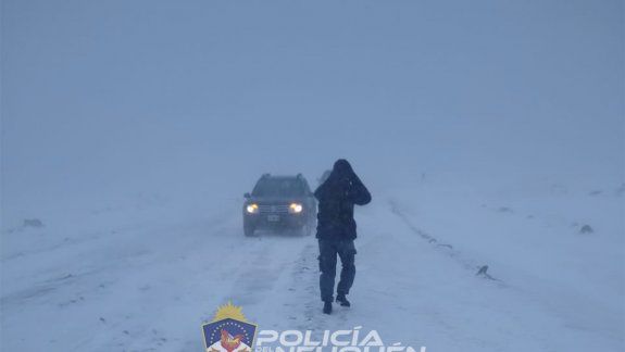 Rescataron a una pareja de turistas atrapada por la fuerte nevada