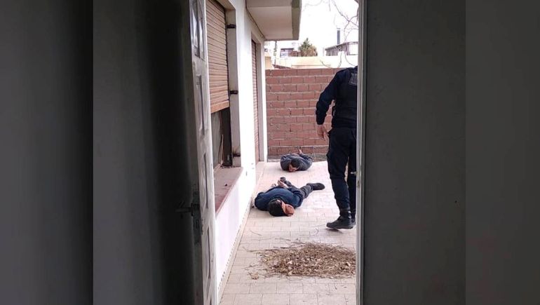Los efectivos policiales lograron atrapar a los desconocidos que habían ingresado a la casa de calle Alem.&nbsp;