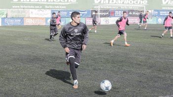 Seguel fue uno de los nombres que continuó entrenando tras culminar el último Federal A y jugó el partido de la Copa ante Arsenal en Cutral Co.