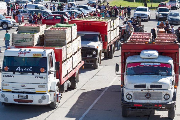 Los productores comenzaron a regalar 40 mil kilos de fruta en los puentes carreteros